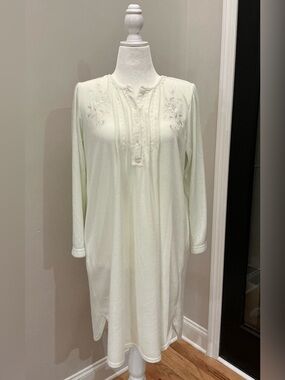 Miss Elaine Pale Green Ribbed Lace-Trim Button-Up Nightgown